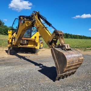foto traktorbagr CAT 428E (SPZ) rypadlo-nakladač