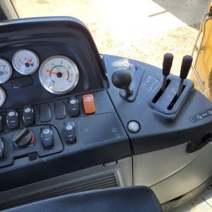 foto traktorbagr CAT 428E (SPZ) rypadlo-nakladač